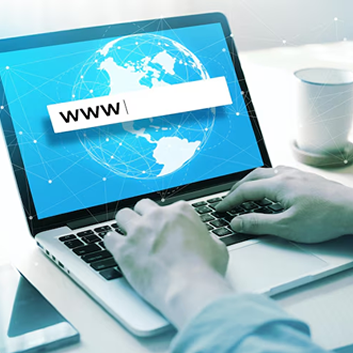 Domain nedir sorusuna yanıt veren eğitici alan adı rehberi görseli